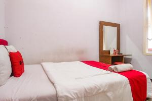 Postel nebo postele na pokoji v ubytování RedDoorz near Batik Tulis Celaket 2