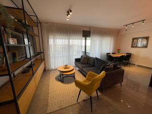 Posezení v ubytování C Kinneret 2BR With Private Pool