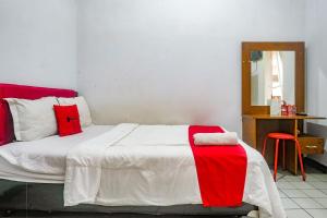 Postel nebo postele na pokoji v ubytování RedDoorz near Batik Tulis Celaket 2