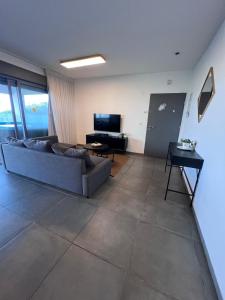 TV a/nebo společenská místnost v ubytování C Kinneret 2BR With Private Pool