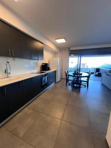Kuchyň nebo kuchyňský kout v ubytování C Kinneret 2BR With Private Pool