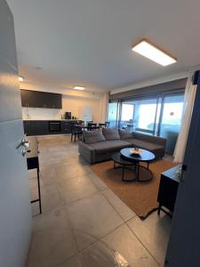 Posezení v ubytování C Kinneret 2BR With Private Pool