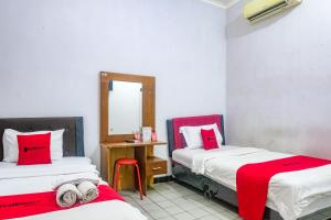Postel nebo postele na pokoji v ubytování RedDoorz near Batik Tulis Celaket 2