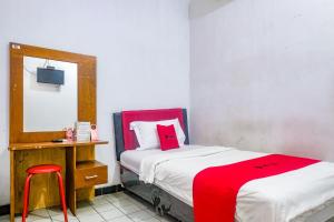 Postel nebo postele na pokoji v ubytování RedDoorz near Batik Tulis Celaket 2