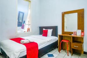 Postel nebo postele na pokoji v ubytování RedDoorz near Batik Tulis Celaket 2