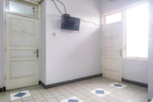 TV a/nebo společenská místnost v ubytování RedDoorz near Batik Tulis Celaket 2