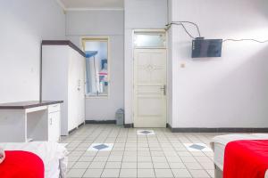 TV a/nebo společenská místnost v ubytování RedDoorz near Batik Tulis Celaket 2