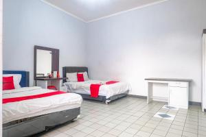 Postel nebo postele na pokoji v ubytování RedDoorz near Batik Tulis Celaket 2