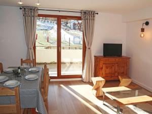 Μια τηλεόραση ή/και κέντρο ψυχαγωγίας στο Appartement 4 pièces, 6 personnes, skis aux pieds, piscine et sauna - FR-1-322-385