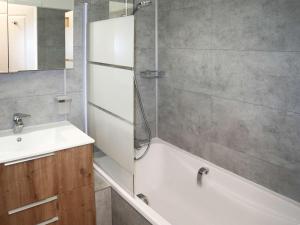 Ένα μπάνιο στο Appartement 4 pièces, 6 personnes, skis aux pieds, piscine et sauna - FR-1-322-385 +12 φωτογραφίες