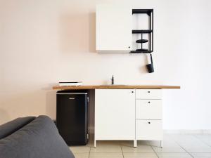 eine Küche mit Arbeitsfläche, Spüle und Kühlschrank in der Unterkunft Al Donà in Bari + 37 Fotos