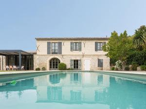 Πισίνα στο ή κοντά στο **Charmant Mas Rénové avec Piscine et Jardin au Cœur de la Provence!** - FR-1-599-17