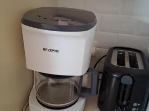 a black and white mixer sitting on top of a blender at Villa Patio Duplex Calme, Proche Plage et Commerces, Idéale pour 4 Pers. - FR-1-239-237 in Seignosse