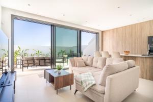 een woonkamer met een bank en een tafel bij Villa Ezzio Los Alcazares in Los Alcázares