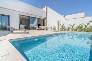 een afbeelding van een zwembad in een huis bij Villa Ezzio Los Alcazares in Los Alcázares