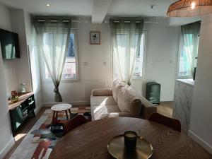 a living room with a couch and a table at L'Abri de Marée Duplex - La Marée Verte" in Saint-Valéry-en-Caux