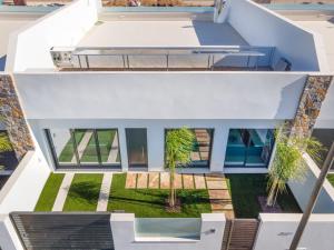 een luchtfoto van een huis met een binnenplaats en palmbomen bij Villa Ezzio Los Alcazares in Los Alcázares