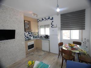 Kuchyň nebo kuchyňský kout v ubytování Vacaciones ideales: cerca del mar, wifi gratis, aire opcional, mascotas y playa para perros - ES-184-48
