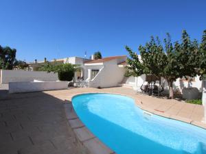 Bazén v ubytování Vacaciones junto al mar: piscina, aire acondicionado, mascotas bienvenidas, playa para perros, WiFi gratis - ES-184-13 nebo v jeho okolí