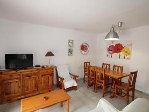 TV a/nebo společenská místnost v ubytování Vacaciones junto al mar: piscina, aire acondicionado, mascotas bienvenidas, playa para perros, WiFi gratis - ES-184-13
