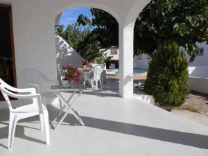 Patio nebo venkovní prostory v ubytování Vacaciones junto al mar: piscina, aire acondicionado, mascotas bienvenidas, playa para perros, WiFi gratis - ES-184-13