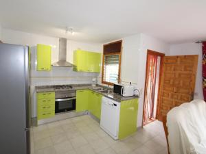 Kuchyň nebo kuchyňský kout v ubytování Vacaciones junto al mar: piscina, aire acondicionado, mascotas bienvenidas, playa para perros, WiFi gratis - ES-184-13