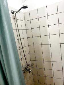 A bathroom at "Villa Kanavos" apts