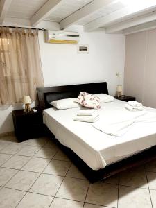 A bed or beds in a room at "Villa Kanavos" apts