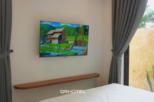 Televiisor ja/või meelelahutuskeskus majutusasutuses QR Hotel Dalat