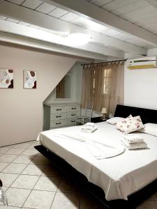 A bed or beds in a room at "Villa Kanavos" apts