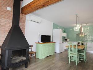 kuchnia z kominkiem i stołem z krzesłami w obiekcie Casa cerca del mar con piscina privada, wifi, aire opcional, mascotas bienvenidas, playa para perros - ES-184-26 w mieście Riumar