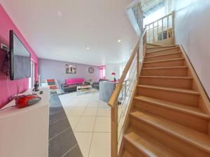 Una escalera en una sala de estar con paredes rosas en Maison rénovée à Locmiquélic : 3 min du Batobus, proche sentiers et commerces, 4-6 pers. - FR-1-349-128, en Locmiquélic
