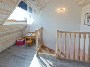 escalera en una habitación con mesa y ventana en Maison rénovée à Locmiquélic : 3 min du Batobus, proche sentiers et commerces, 4-6 pers. - FR-1-349-128, en Locmiquélic