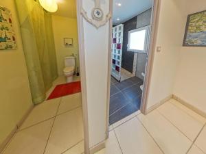 pasillo de un baño con aseo en Maison rénovée à Locmiquélic : 3 min du Batobus, proche sentiers et commerces, 4-6 pers. - FR-1-349-128, en Locmiquélic 21 fotos más