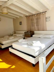 A bed or beds in a room at "Villa Kanavos" apts