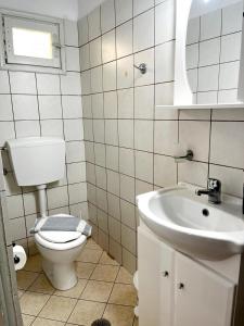 A bathroom at "Villa Kanavos" apts