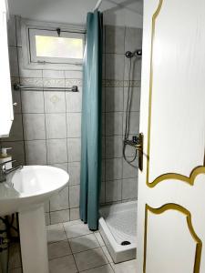 A bathroom at "Villa Kanavos" apts