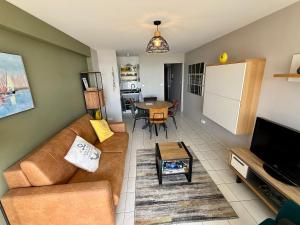 Televízia a/alebo spoločenská miestnosť v ubytovaní Studio 3* avec Alcôve, Balcon Face Mer, Plage à 150m - Les Sables-d'Olonne - FR-1-92-921 + 9 fotografií