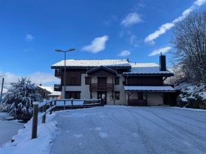 Obiekt Appartement cosy au pied des pistes avec piscine, balcon et parking privé - FR-1-505-170 zimą