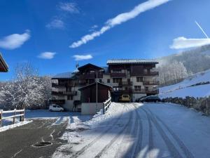 Obiekt Appartement cosy au pied des pistes avec piscine, balcon et parking privé - FR-1-505-170 zimą