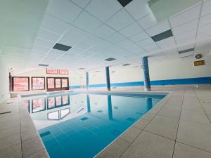 Basen w obiekcie Appartement cosy au pied des pistes avec piscine, balcon et parking privé - FR-1-505-170 lub w pobliżu