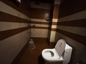 ein Badezimmer mit einer weißen Toilette in einem Zimmer in der Unterkunft Mount Minar in Anachal + 36 Fotos