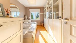 Pokój z 2 łóżkami i lustrem w obiekcie Lake house - Charming Lakeview Villa w mieście Tresserves +73 zdjęcia