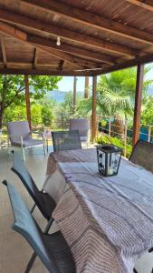 a table and chairs on a patio with a view at Casa del Mar in Gialtra
