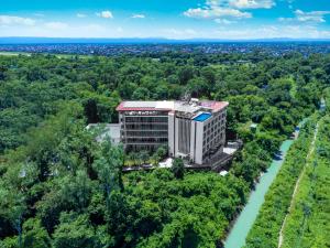 奇旺Hotel Siraichuli的河旁建筑物的顶部景观