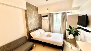 大雅台The Nook Cabin的一间小房间，里面有一张床和一张沙发。