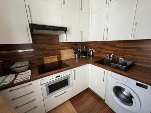 Η κουζίνα ή μικρή κουζίνα στο Appartement cosy au centre, à deux pas de la plage, tout équipé pour 4 personnes - FR-1-197-330 +3 φωτογραφίες