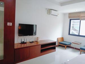 TV a/nebo společenská místnost v ubytování YON INN Sukhumvit 4 Bangkok - BTS Nana + 21 fotografií