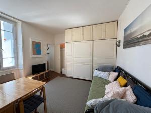 Μια τηλεόραση ή/και κέντρο ψυχαγωγίας στο Appartement cosy au centre, à deux pas de la plage, tout équipé pour 4 personnes - FR-1-197-330