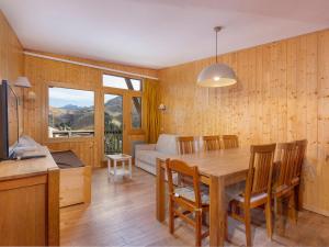 cocina y comedor con mesa y sofá en Appartement 3 pièces pour 6 pers. avec balcon et wifi, proche pistes et commerces à Avoriaz - FR-1-314-152, en Morzine